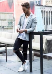 ash blazer with jeans and white sneakers