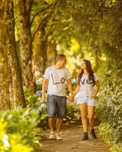 take a photo while walking along a garden path wearing a matching top - discasdemmulher com br