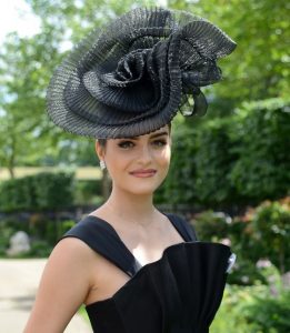 fascinator headpiece in form of hat