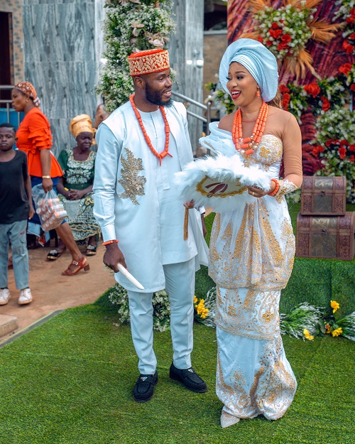 asastan traditional wedding styles 22 - bride and groom ready to shake dance floor with african cultural dance steps