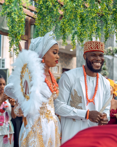 asastan traditional wedding styles 24 - the groom and his bride entertaining their visitors with sweet dance steps and smiles