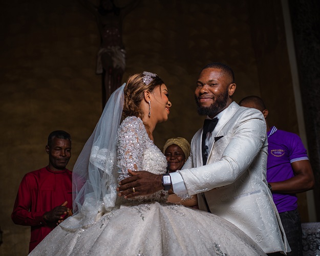 asastan white wedding photo styles 14 - behold the glamorous just wedded couple beaming with sweet smiles