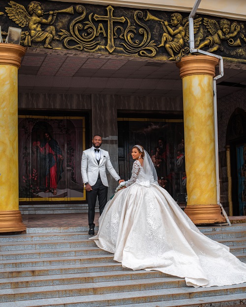 asastan white wedding photo styles 46 - the couple in another sweet pose, with the bride sampling the back view of her wedding gown