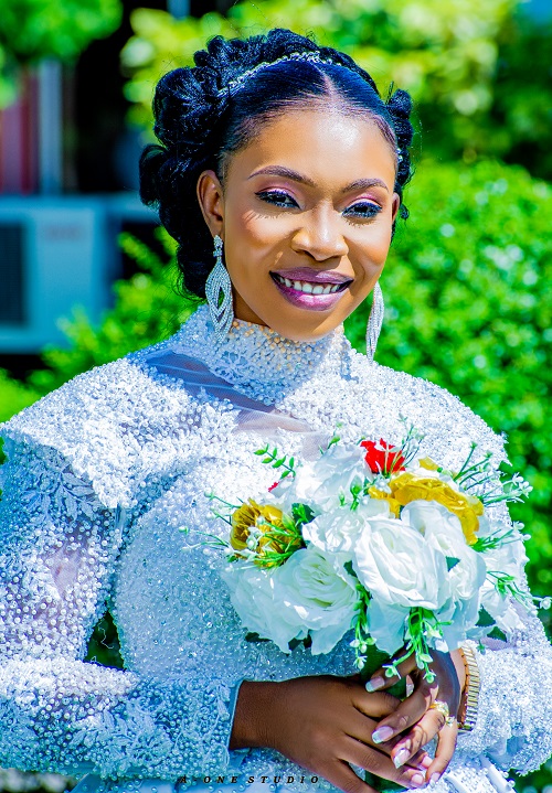 asabmc white wedding photo styles 4 - Behold the bride, QueenStar, beaming with smile